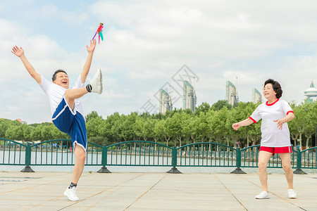 爷爷奶奶互动运动高清图片素材