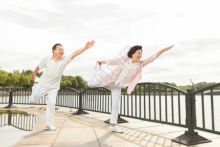 重阳节老年夫妇老年夫妇户外运动锻炼背景