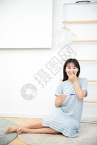 女生在卧室看到验孕结果很惊喜图片