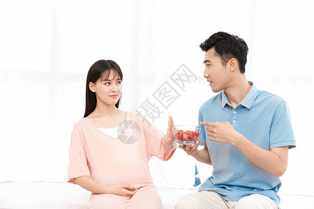 孕妇不想要吃丈夫喂给她的水果图片