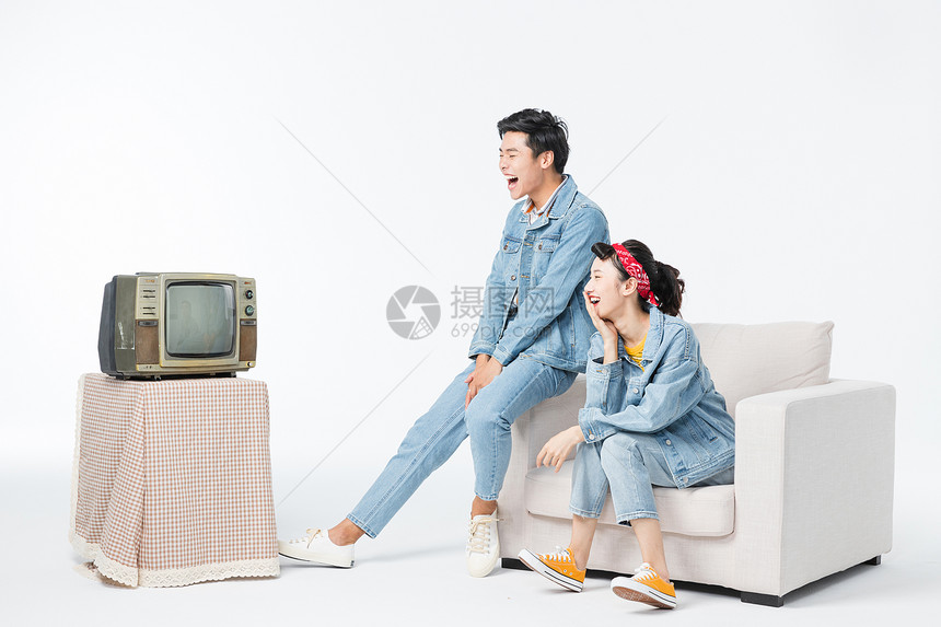 复古年轻情侣看电视图片