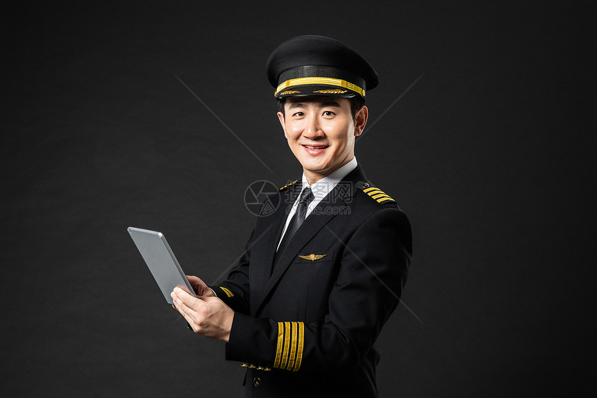 飞行员拿平板电脑图片