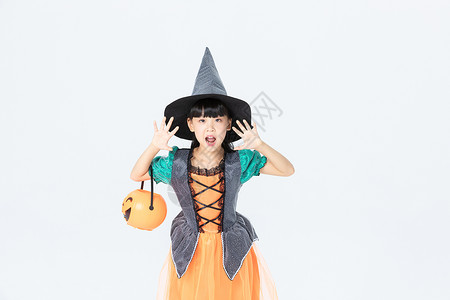 小女孩万圣节女巫打扮拿着南瓜灯高清图片