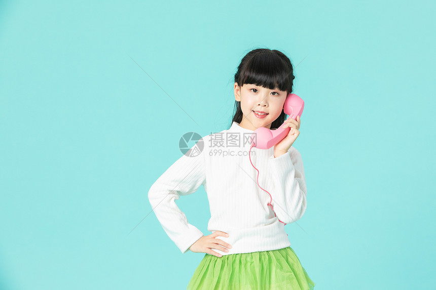 可爱小女孩打电话图片
