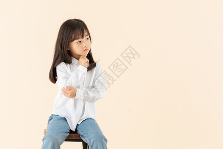 坐着发呆的孩子小女孩坐在椅子上玩耍背景