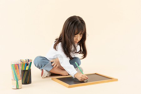 绘画画板小女孩坐在地上画画背景