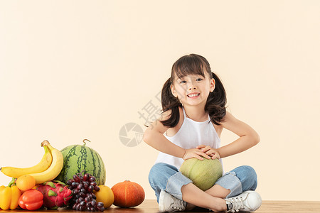 小女孩抱苹果小女孩抱着哈密瓜背景