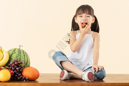 小女孩中国小女孩吃水果背景