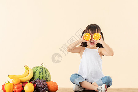 水果女孩小女孩拿着橙子背景
