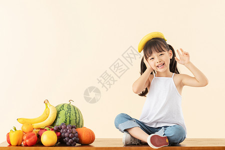 小女孩玩水果背景图片