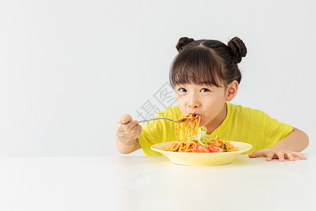 小女孩吃意大利面高清图片