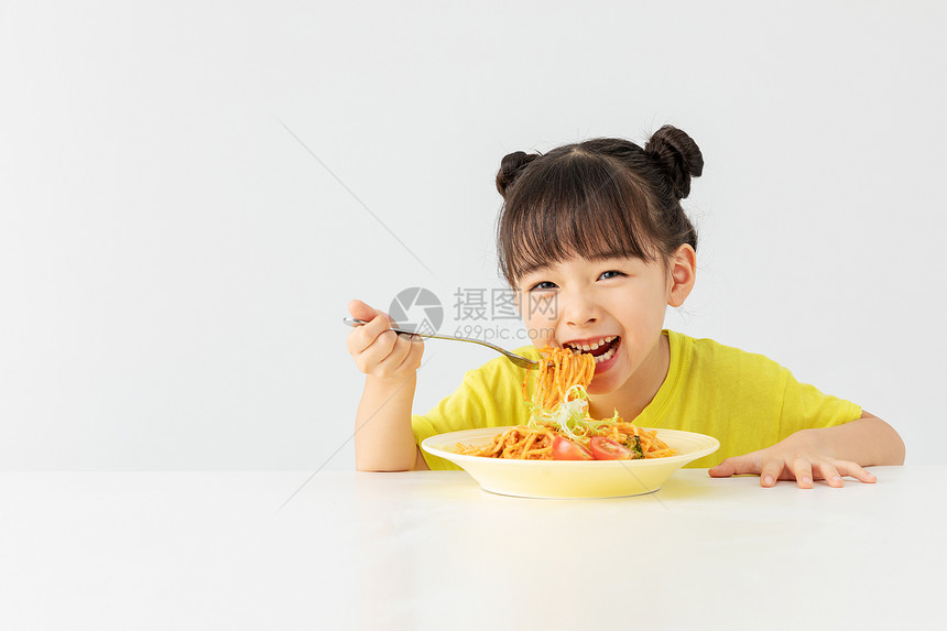 小女孩开心吃着面条图片