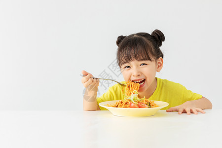 小女孩开心吃着面条高清图片