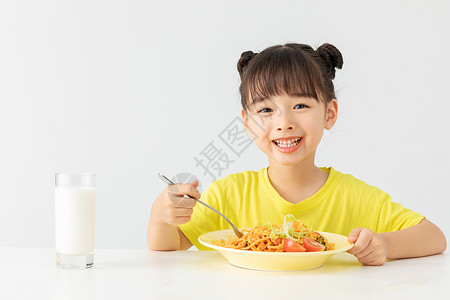 均衡饮食营养小女孩在吃早餐背景