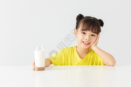 呆萌的女孩小女孩喝完牛奶背景
