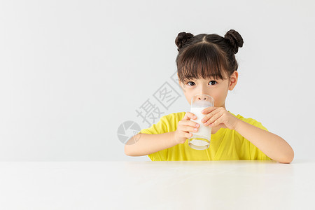 很萌韩系小女孩喝牛奶很开心背景