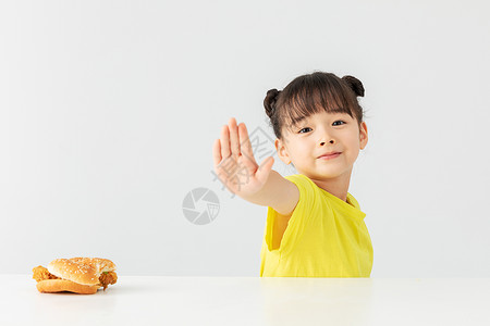 提着垃圾女孩小女孩拒绝吃汉堡包手势背景