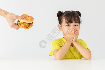喂熊熊女孩小女孩拒绝吃别人喂的汉堡包背景