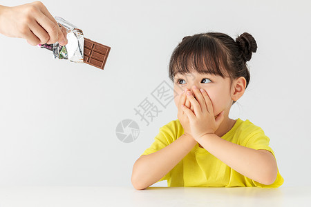 被拒绝小女孩拒绝吃被人给的巧克力背景