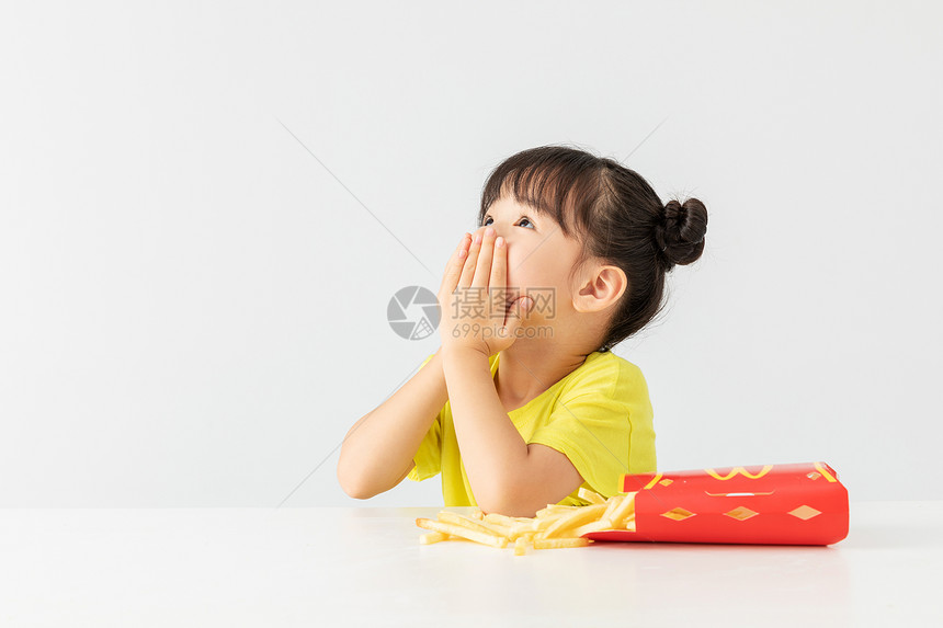小女孩拒绝吃薯条图片