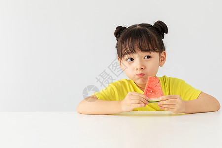 推着西瓜的女孩小女孩特别开心的吃着西瓜背景