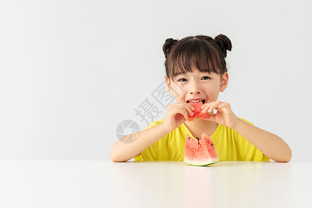 小女孩特别开心的吃着西瓜图片