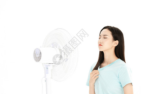 炎热夏日女性吹风扇降温高清图片素材