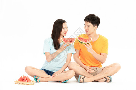 夏日情侣吃西瓜图片