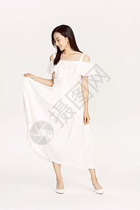 白色连衣裙美女挥动裙边高清图片