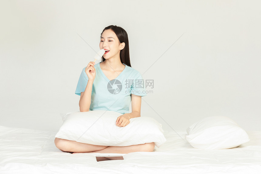 美女夏日解暑图片