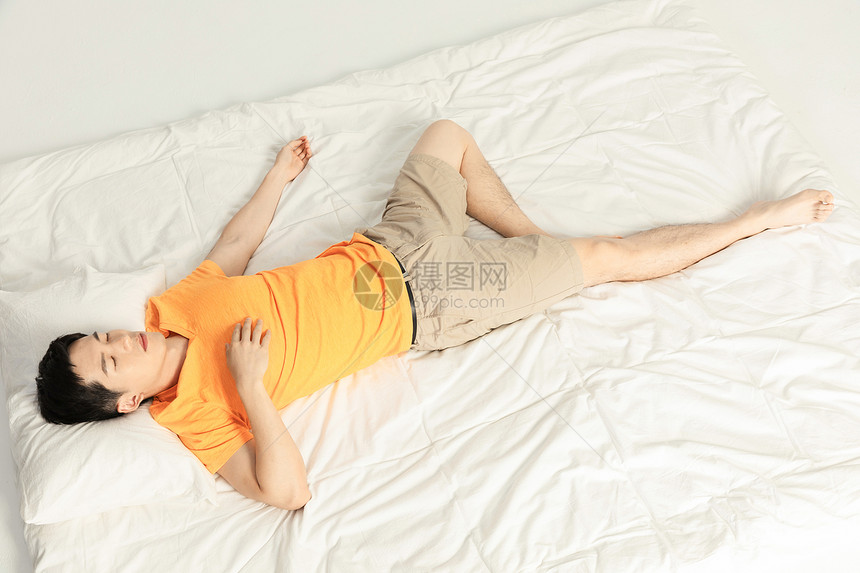 男性避暑睡觉图片