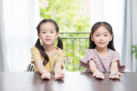 小闺蜜手拿勺子图片