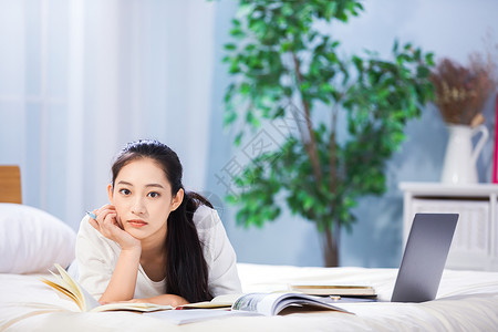 女性床上学习背景