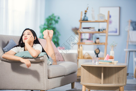 无聊女性躺在沙发上发呆背景