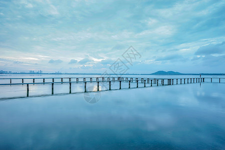 水面反射黎明时分的武汉东湖凌波门水天一色风光背景