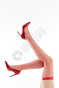 女性穿着红色丝袜和红色高跟鞋图片