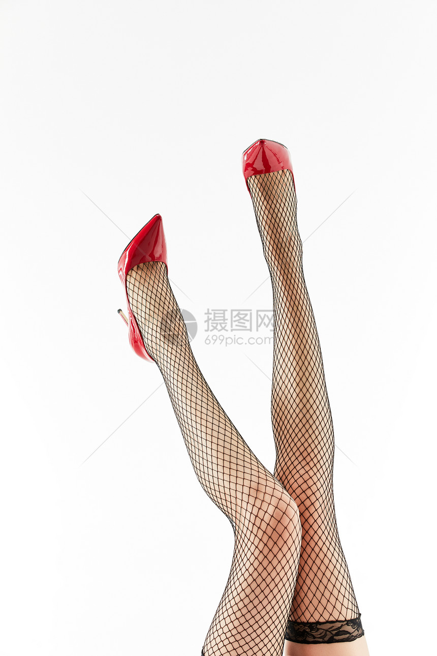 女性穿着红色高跟鞋和黑色丝袜俯拍特写图片