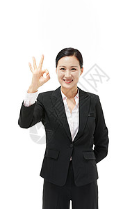 穿正装商务女性微笑做手势图片