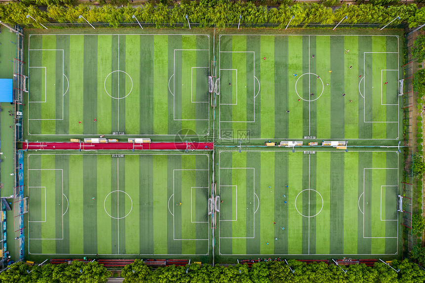 航拍小区楼盘的足球场图片