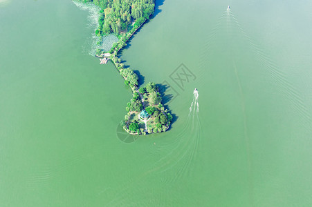 航拍东湖湖心岛和游船生态高清图片素材