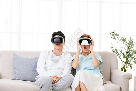 年轻情侣居家体验VR居家生活高清图片素材