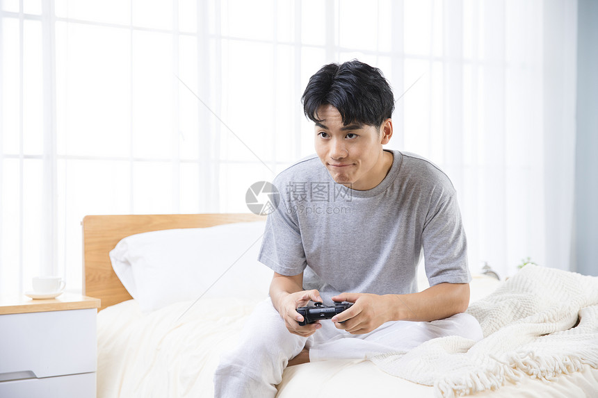 男性卧室玩游戏图片