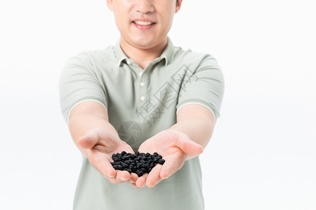 中年男性吃黑豆背景