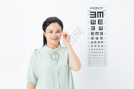 中年女性戴近视眼镜高清图片