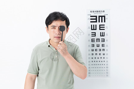 中年男性检查视力图片