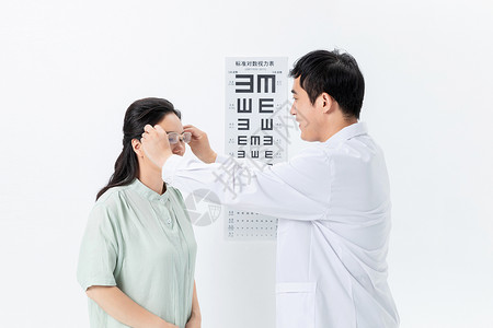 眼科医生给病人配眼镜背景图片