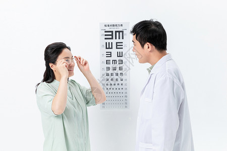 眼科医生给病人配眼镜图片