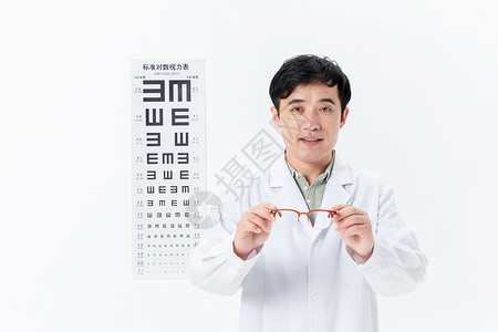 男性眼科医生拿着眼镜背景图片