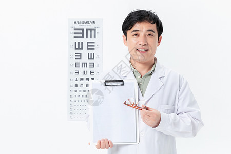 男性眼科医生测试视力近视眼高清图片素材