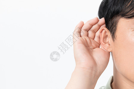 抠耳朵中年男性听力问题背景